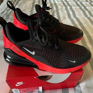 Nike Air Max 270 (GS) in blk/red size 4 in kids